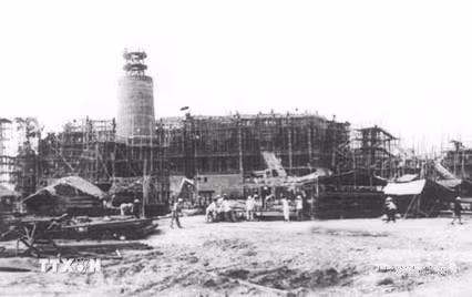 Giai đoạn 1946-1960, Đảng Cộng sản Việt Nam đồng thời lãnh đạo cách mạng xã hội chủ nghĩa ở miền Bắc (khôi phục kinh tế, cải tạo XHCN) và cách mạng dân tộc dân chủ nhân dân ở miền Nam (phong trào Đồng khởi). Trong ảnh: Nhà máy điện Việt Trì được khởi công xây dựng năm 1959, khánh thành năm 1962, cấp điện phục vụ sản xuất cho khu công nghiệp Việt Trì và phát triển văn hóa-xã hội cho các tỉnh Phú Thọ, Vĩnh Phúc, Tuyên Quang, Hà Giang. (Ảnh: TTXVN phát)