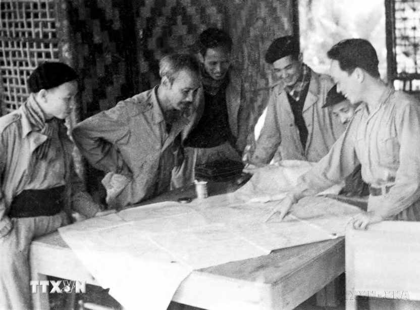 Tháng 6/1950, Bác Hồ cùng Thường vụ Trung ương Đảng chủ trương mở chiến dịch lớn đánh địch trên tuyến biên giới Việt - Trung với mục đích: tiêu diệt một bộ phận quan trọng sinh lực địch; giải phóng một phần biên giới, mở đường giao thông với các nước xã hội chủ nghĩa; mở rộng và củng cố căn cứ địa Việt Bắc. (Ảnh: TTXVN)