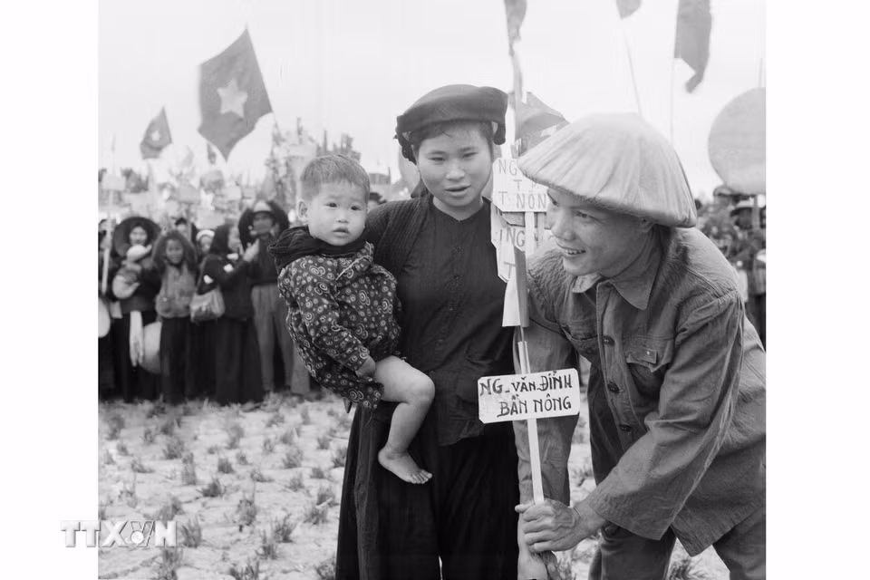 Tháng 11/1953, Hội nghị BCH Trung ương Đảng lần thứ 5 thông qua Cương lĩnh ruộng đất và quyết định cải cách ruộng đất tại miền Bắc. Cải cách ruộng đất hoàn thành thắng lợi vào năm 1957, vĩnh viễn thủ tiêu chế độ chiếm hữu ruộng đất của giai cấp địa chủ phong kiến và xác lập chế độ sở hữu ruộng đất của nông dân, đem lại niềm phấn khởi trong nông dân, có tác dụng rất lớn trong việc đẩy mạnh sản xuất, khôi phục kinh tế, hàn gắn vết thương chiến tranh. (Ảnh: TTXVN)