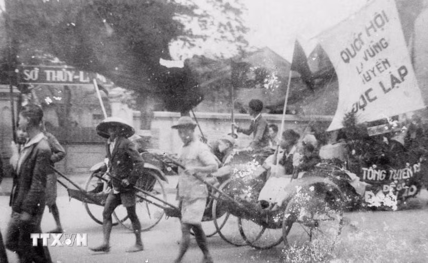 Chỉ sau 5 tháng giành được độc lập, hưởng ứng lời kêu gọi của Chủ tịch Hồ Chí Minh, với tinh thần yêu nước và khí thế hào hùng của Cách mạng tháng Tám, tất cả công dân Việt Nam từ 18 tuổi trở lên trên khắp mọi miền Tổ quốc, không phân biệt nam, nữ, giàu nghèo, dân tộc, tôn giáo đã tham gia cuộc tổng tuyển cử đầu tiên bầu ra Quốc hội theo nguyên tắc dân chủ, tiến bộ nhất. Trong ảnh: Nhân dân lao động Thủ đô cổ động cho ngày Tổng tuyển cử đầu tiên (1946). (Ảnh: Tư liệu TTXVN)