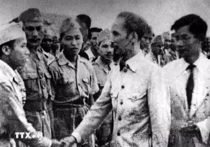 Chủ tịch Hồ Chí Minh đến thăm một đơn vị “quyết tử” của Hà Nội đầu năm 1947. (Ảnh: TTXVN phát)