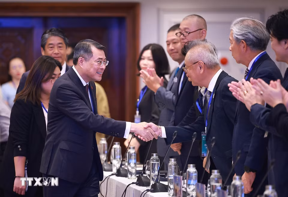 Thủ tướng Lê Minh Hưng với đại diện lãnh đạo các doanh nghiệp Nhật Bản tại Việt Nam. (Ảnh: Dương Giang/TTXVN)