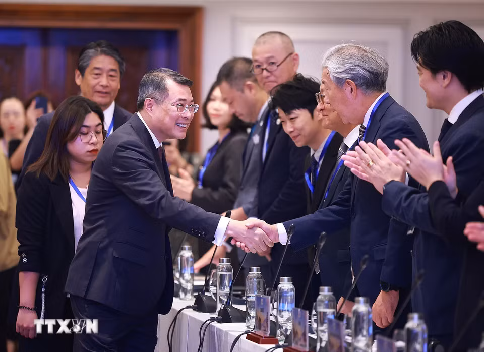 Thủ tướng Lê Minh Hưng với đại diện lãnh đạo các doanh nghiệp Nhật Bản tại Việt Nam. (Ảnh: Dương Giang/TTXVN)