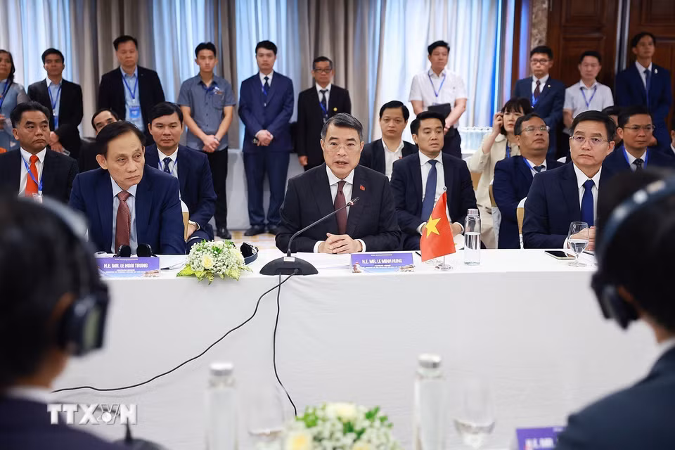 Thủ tướng Lê Minh Hưng làm việc với Đoàn đại biểu địa phương Nhật Bản. (Ảnh: Dương Giang/TTXVN)
