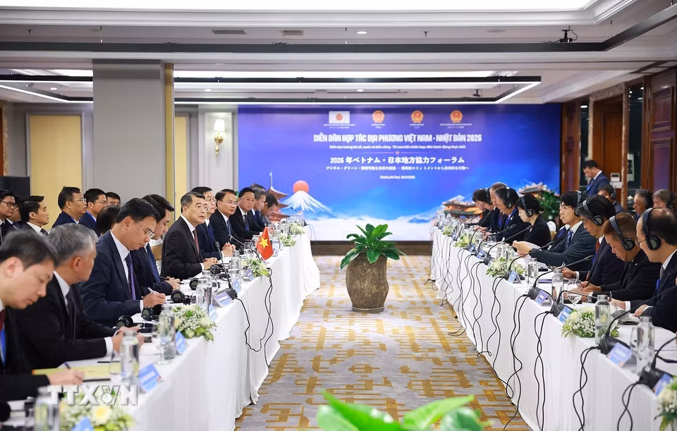 Thủ tướng Lê Minh Hưng làm việc với Đoàn đại biểu địa phương Nhật Bản. (Ảnh: Dương Giang/TTXVN)