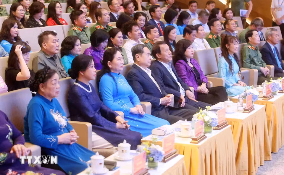 Chủ tịch Quốc hội Trần Thanh Mẫn cùng các đại biểu tham dự Chương trình. (Ảnh: Phạm Kiên/TTXVN)