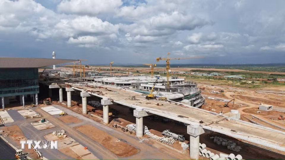 Cầu cạn dẫn vào nhà ga, hệ thống giao thông nội cảng và hạ tầng kỹ thuật sân bay Long Thành đang gấp rút xây dựng. (Ảnh: Công Phong/TTXVN)