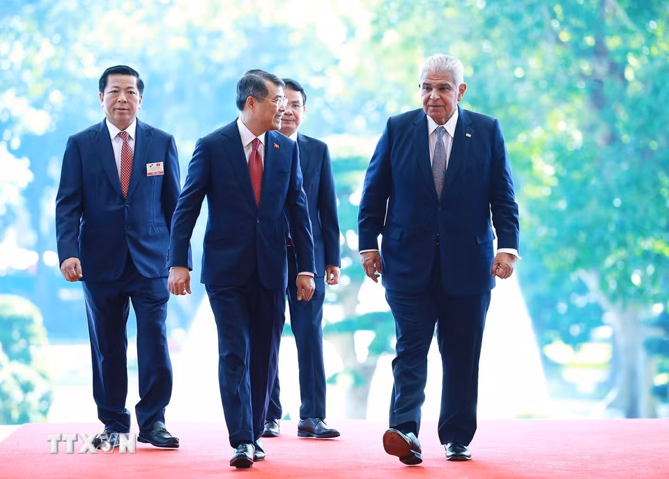 Thủ tướng Lê Minh Hưng hội kiến Tổng thống Cộng hòa Panama José Raúl Mulino. (Ảnh: Dương Giang/TTXVN)