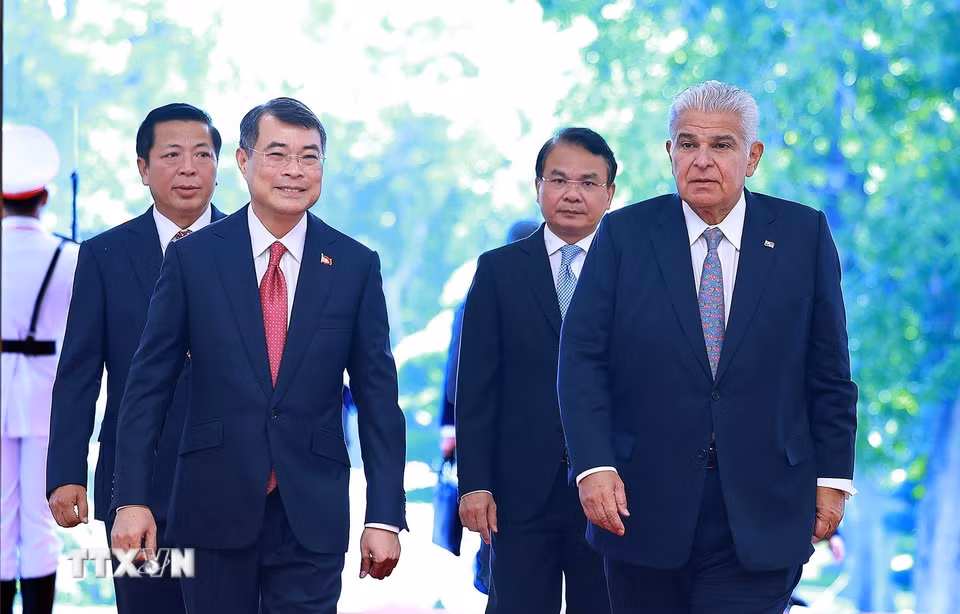 Thủ tướng Lê Minh Hưng hội kiến Tổng thống Cộng hòa Panama José Raúl Mulino. (Ảnh: Dương Giang/TTXVN)