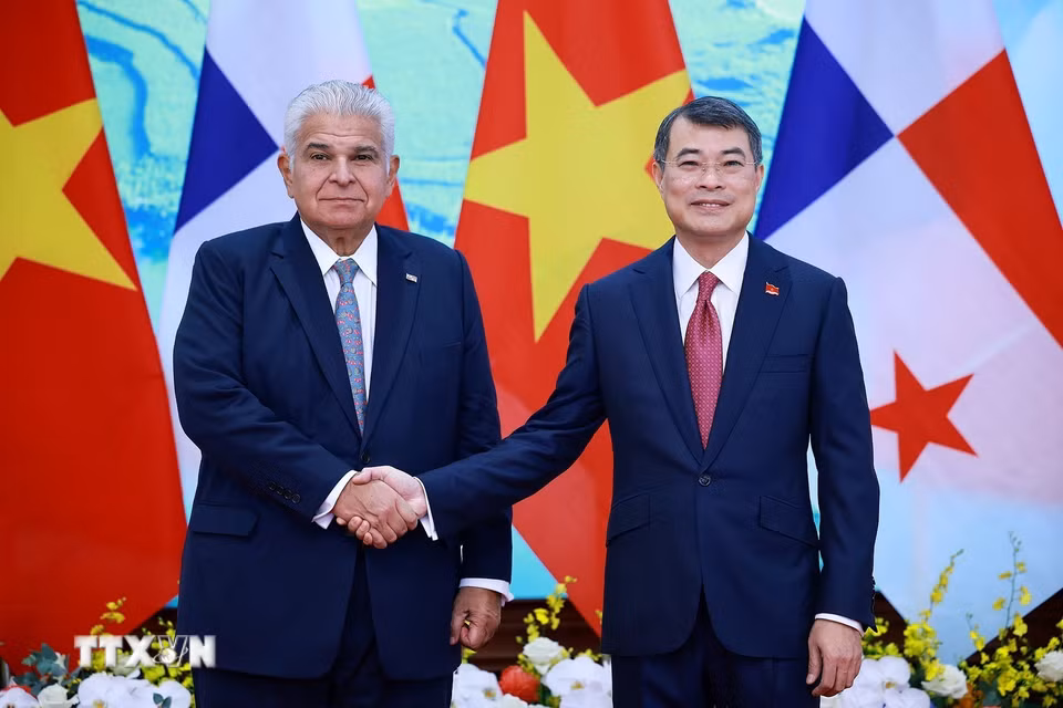 Thủ tướng Lê Minh Hưng và Tổng thống Cộng hòa Panama José Raúl Mulino. (Ảnh: Dương Giang/TTXVN)