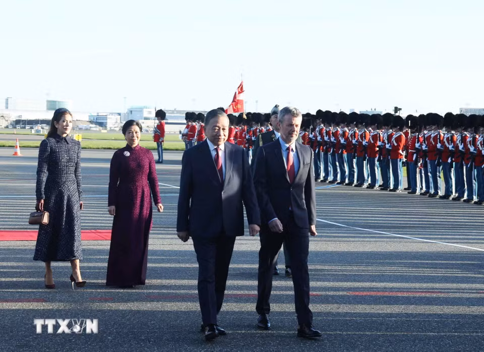 Lễ đón Tổng Bí thư, Chủ tịch nước Tô Lâm và Phu nhân Ngô Phương Ly được tổ chức trọng thể theo nghi thức cấp Nhà nước tại Sân bay quốc tế Copenhagen dưới sự chủ trì của Nhà Vua Đan Mạch Frederik X và Hoàng hậu Mary. (Ảnh: Thống Nhất/TTXVN)