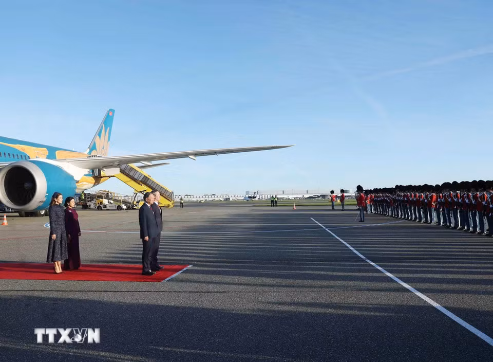 Lễ đón Tổng Bí thư, Chủ tịch nước Tô Lâm và Phu nhân Ngô Phương Ly được tổ chức trọng thể theo nghi thức cấp Nhà nước tại Sân bay quốc tế Copenhagen dưới sự chủ trì của Nhà Vua Đan Mạch Frederik X và Hoàng hậu Mary. (Ảnh: Thống Nhất/TTXVN)