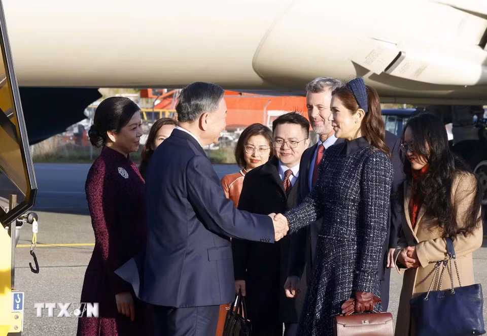Nhà Vua Đan Mạch Frederik X và Hoàng hậu Mary đón Tổng Bí thư, Chủ tịch nước Tô Lâm và Phu nhân Ngô Phương Ly tại Sân bay quốc tế Copenhagen. (Ảnh: Thống Nhất/TTXVN)