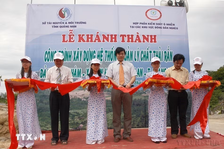 Lễ khánh thành công trình xây dựng hệ thống quản lý chất thải rắn đảo Cù Lao Chàm. Đây là một trong bốn dự án trình diễn thuộc Hợp phần Kiểm soát ô nhiễm khu vực đông dân nghèo (PCDA), Chương trình hợp tác giữa Việt Nam và Đan Mạch được triển khai giai đoạn 2006-2011. (Ảnh: Trần Lê Lâm/TTXVN)