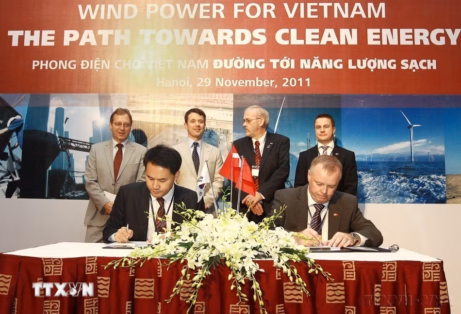 Thái tử kế vị Đan Mạch Frederik chứng kiến Lễ ký kết hợp tác giữa Công ty Vestas, nhà sản xuất tuabin gió hàng đầu thế giới của Đan Mạch và Nhà sản xuất tháp gió Việt Nam (CS Wind), sáng 29/11/2011. (Ảnh: Doãn Tấn/TTXVN)
