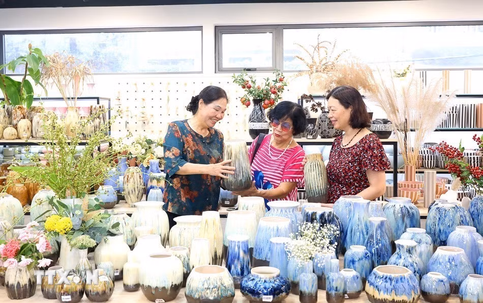 Gốm sứ mỹ nghệ của Bát Tràng, sản phẩm OCOP 5 sao cấp quốc gia, xuất khẩu sang thị trường châu Âu, Đan Mạch, Nhật Bản, Pháp... (Ảnh: Phương Hoa/TTXVN)
