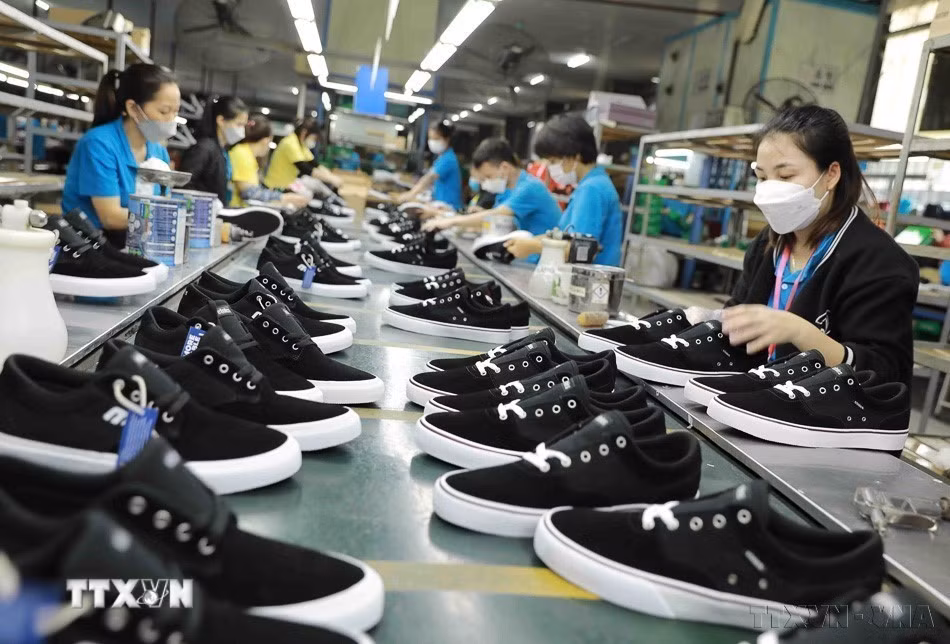 Mặt hàng xuất khẩu chủ yếu của Việt Nam sang Đan Mạch gồm dệt may, giày dép, đồ gỗ, hàng thủ công mỹ nghệ, thiết bị điện và cà phê. Trong ảnh: Giày xuất khẩu của Công ty hóa dệt Hà Tây (Hà Nội). (Ảnh: Vũ Sinh/TTXVN)