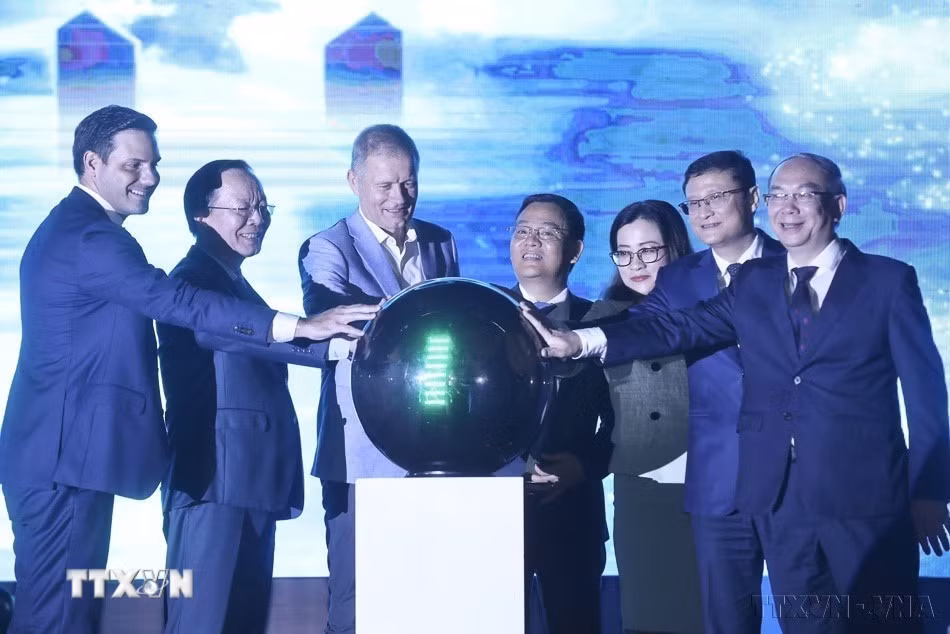 Đại biểu thực hiện nghi thức "Thắp sáng xanh lam” lên tòa nhà Bưu điện Hà Nội, hưởng ứng Ngày phòng chống đái tháo đường thế giới 14/11, do Bộ Y tế phối hợp với Đại Sứ quán Đan Mạch tại Việt Nam và Hội Nhi khoa Việt Nam tổ chức (11/11/2023). (Ảnh: Minh Quyết/TTXVN)