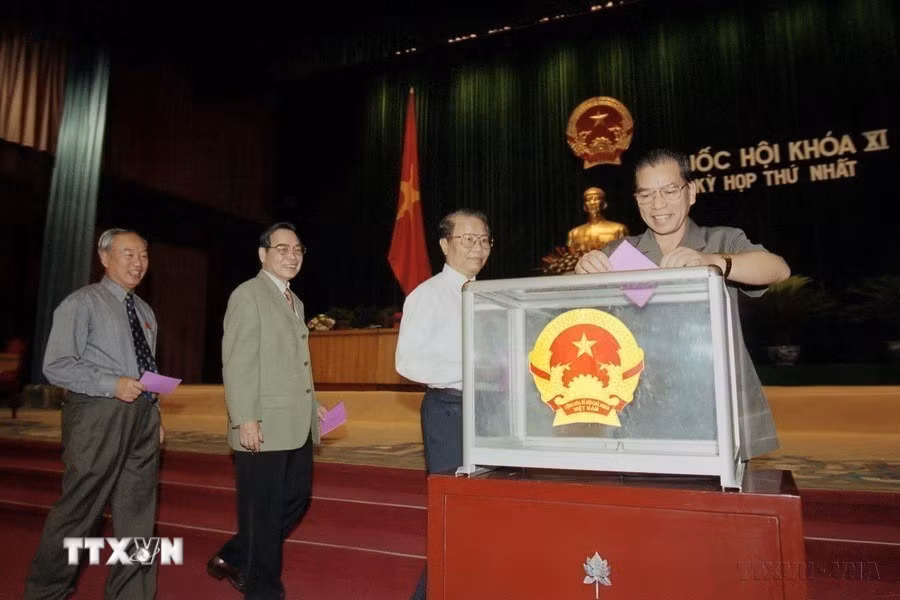 Đại biểu bỏ phiếu bầu các cơ quan lãnh đạo nhà nước tại Kỳ họp thứ nhất, Quốc hội khóa XI (7/2002). (Ảnh: TTXVN)