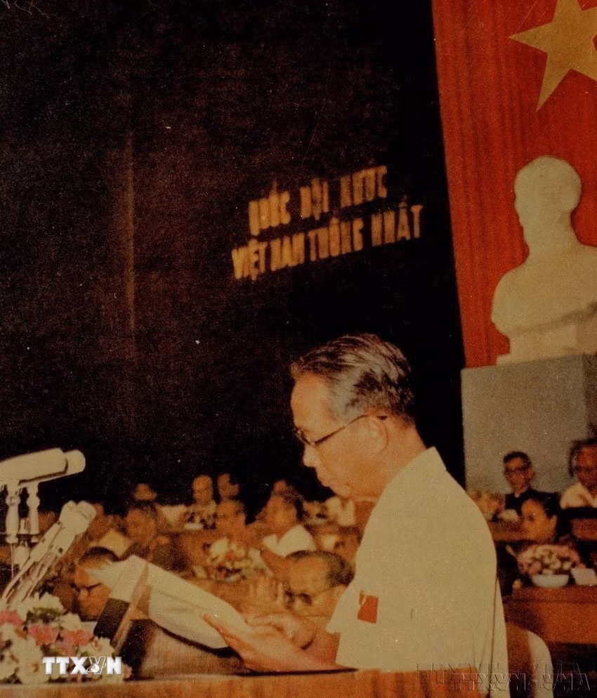 Đồng chí Lê Duẩn, Bí thư thứ nhất Ban chấp hành Trung ương Đảng đọc báo cáo chính trị “Toàn dân đoàn kết xây dựng Tổ quốc Việt Nam thống nhất Xã hội Chủ nghĩa” tại Kỳ họp thứ nhất, Quốc hội nước Việt Nam thống nhất (24/6/1976). (Ảnh: TTXVN)