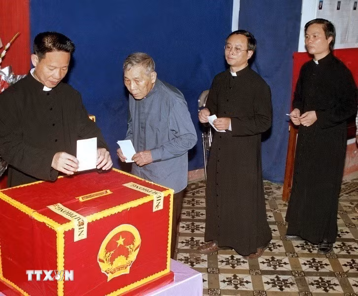 Các vị chức sắc thuộc Giáo xứ Chính Tòa Phát Diệm bỏ phiếu bầu cử đại biểu Quốc hội khóa XII tại khu vực bỏ phiếu số 6, ngày 20/05/2007. (Ảnh: Hữu Việt/TTXVN)