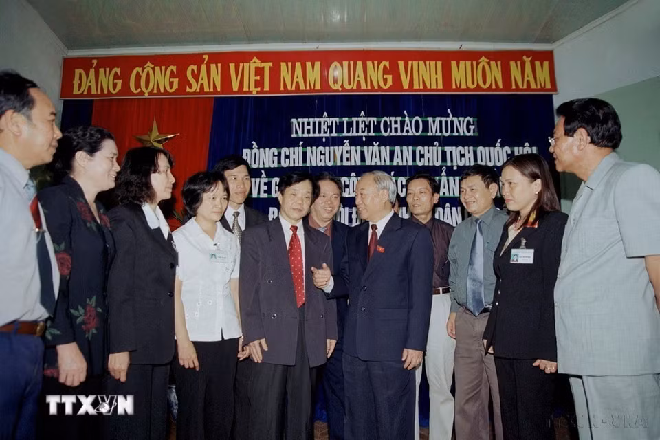 Chủ tịch Quốc hội Nguyễn Văn An gặp gỡ Hội đồng bầu cử phường Hoàng Văn Thụ, thành phố Hải Phòng trong chuyến về thăm và làm việc tại Hải Phòng ngày 13/4/2014. (Ảnh: Trí Dũng/TTXVN)
