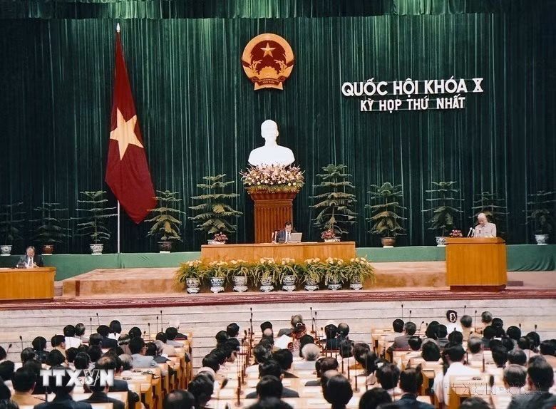 Quốc hội khóa X (1997 - 2002) gồm 450 đại biểu, được bầu ngày 20/7/1997. Ủy ban Thường vụ Quốc hội có 14 thành viên, gồm Chủ tịch Quốc hội Nông Đức Mạnh, 5 Phó Chủ tịch và 8 ủy viên. Tại Kỳ họp thứ 9, ông Nguyễn Văn An được bầu làm Chủ tịch Quốc hội. Quốc hội tiếp tục nâng cao chất lượng công tác lập pháp, đẩy mạnh công tác giám sát và quyết định các vấn đề quan trọng của đất nước, xây dựng Nhà nước pháp quyền xã hội chủ nghĩa Việt Nam của dân, do dân và vì dân. Trong ảnh: Toàn cảnh phiên khai mạc Kỳ họp thứ nhất Quốc hội khóa X. (Ảnh: TTXVN)
