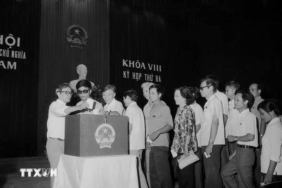 Chiều 22/06/1988, các đại biểu dự Kỳ họp thứ 3, Quốc hội khóa VIII, bầu cử bỏ phiếu kín Chủ tịch Hội đồng Bộ trưởng mới. (Ảnh: Kim Hùng/TTXVN)