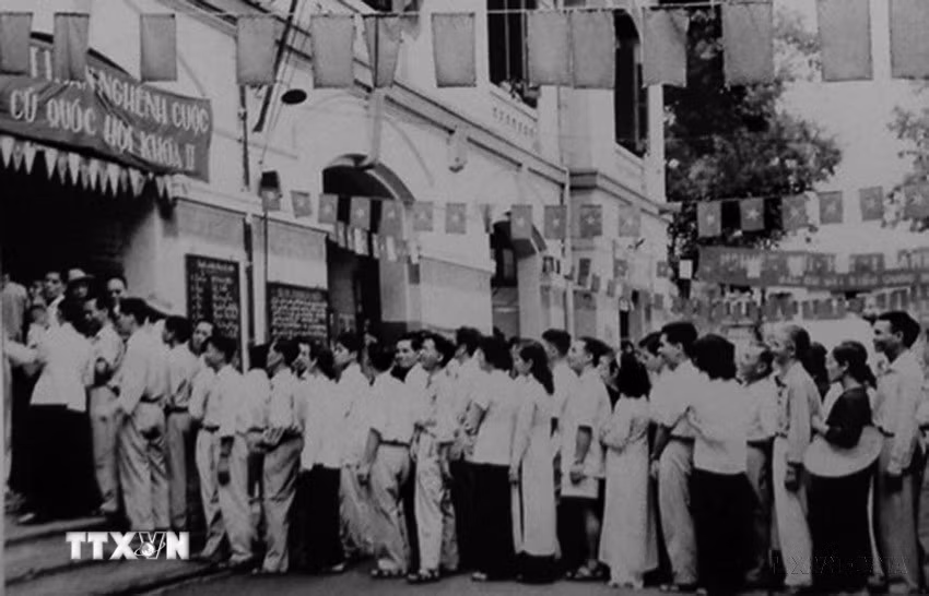 Nhân dân Phố Lò Đúc, khu phố Hai Bà Trưng (Hà Nội) bỏ phiếu bầu Quốc hội Khóa II (5/1960). (Ảnh: Tư liệu TTXVN)