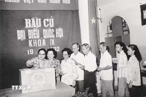 Cử tri phường Điện Biên, quận Ba Đình, Hà Nội bỏ phiếu bầu cử đại biểu Quốc hội khóa IX, tháng 7/1992. (Ảnh: TTXVN)