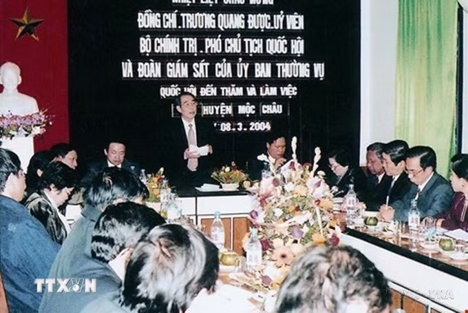 Phó Chủ tịch Quốc hội Trương Quang Được và Đoàn giám sát của Ủy ban Thường vụ Quốc hội đến thăm và làm việc tại huyện Mộc Châu, Sơn La, ngày 8/3/2004. (Ảnh: TTXVN)