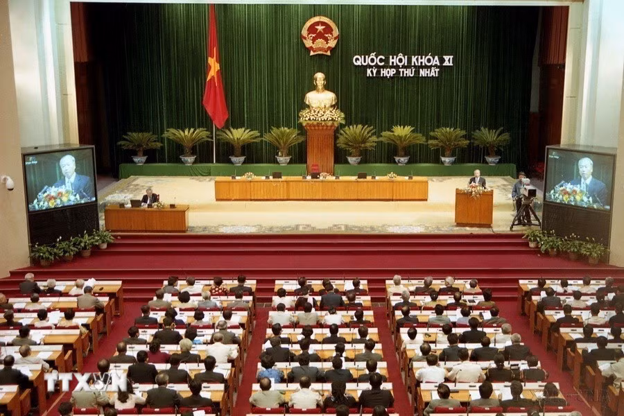 Quốc hội khóa XI (2002 - 2007) được bầu ngày 19/5/2002, có 498 đại biểu. Tại Kỳ họp thứ nhất, đồng chí Nguyễn Văn An được bầu lại làm Chủ tịch Quốc hội. Tại Kỳ họp thứ 9, đồng chí Nguyễn Phú Trọng được bầu làm Chủ tịch Quốc hội. Quốc hội đã xem xét, quyết định, góp phần quan trọng vào công cuộc công nghiệp hóa, hiện đại hóa đất nước. Tháng 11/2006, tại kỳ họp thứ 10, Quốc hội đã phê chuẩn Nghị định thư gia nhập Tổ chức thương mại thế giới (WTO), hoàn tất thủ tục pháp lý quan trọng để Việt Nam chính thức trở thành thành viên của WTO. Trong ảnh: Khai mạc Kỳ họp thứ nhất Quốc hội khóa XI (19/7/2002). (Ảnh: TTXVN)