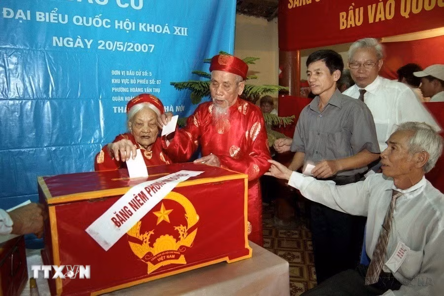 Ngày 20/05/2007, tại đơn vị bầu cử số 5, khu vực bỏ phiếu số 7, phường Hoàng Văn Thụ, quận Hoàng Mai (Hà Nội) có 1340 cử tri tham gia bầu cử, trong đó có 3 cử tri 100 tuổi. Đặc biệt có 2 vợ chồng cụ Vũ Đình Giả và Ngô Thị Mười 100 tuổi ở nhà số 6, tổ dân phố 33 phường Hoàng Văn Thụ là người đến bỏ lá phiếu đầu tiên bầu đại biểu Quốc hội khóa XII. Trong ảnh: Hai cụ Vũ Đình Giả và Ngô Thị Mười tham gia bỏ phiếu. (Ảnh: TTXVN)