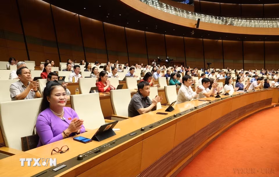 Chiều 29/5/2025, Kỳ họp thứ 9, Quốc hội khóa XV họp phiên toàn thể tại hội trường, biểu quyết thông qua Nghị quyết về thí điểm về một số cơ chế, chính sách đặc thù phát triển nhà ở xã hội và thảo luận về dự án Luật sửa đổi, bổ sung một số điều của Luật Quốc tịch Việt Nam. (Ảnh: Văn Điệp/TTXVN)