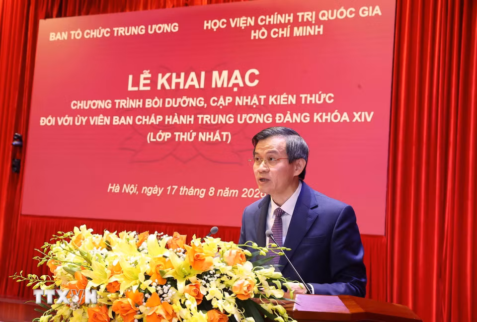 Phó Giáo sư-Tiến sỹ Đoàn Minh Huấn, Ủy viên Bộ Chính trị, Giám đốc Học viện Chính trị Quốc gia Hồ Chí Minh, Phó Trưởng ban Thường trực Ban Chỉ đạo Chương trình phát biểu. (Ảnh: Văn Điệp/TTXVN)