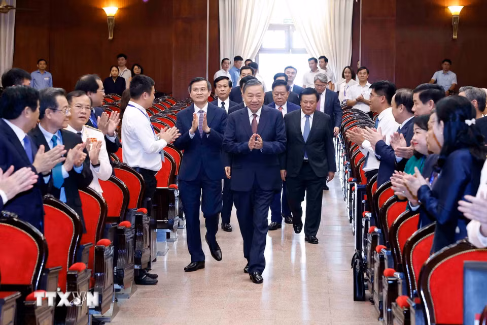 Tổng Bí thư, Chủ tịch nước Tô Lâm đến dự Lễ khai mạc Chương trình bồi dưỡng, cập nhật kiến thức đối với Ủy viên Ban Chấp hành Trung ương Đảng khóa XIV. (Ảnh: Thống Nhất/TTXVN)