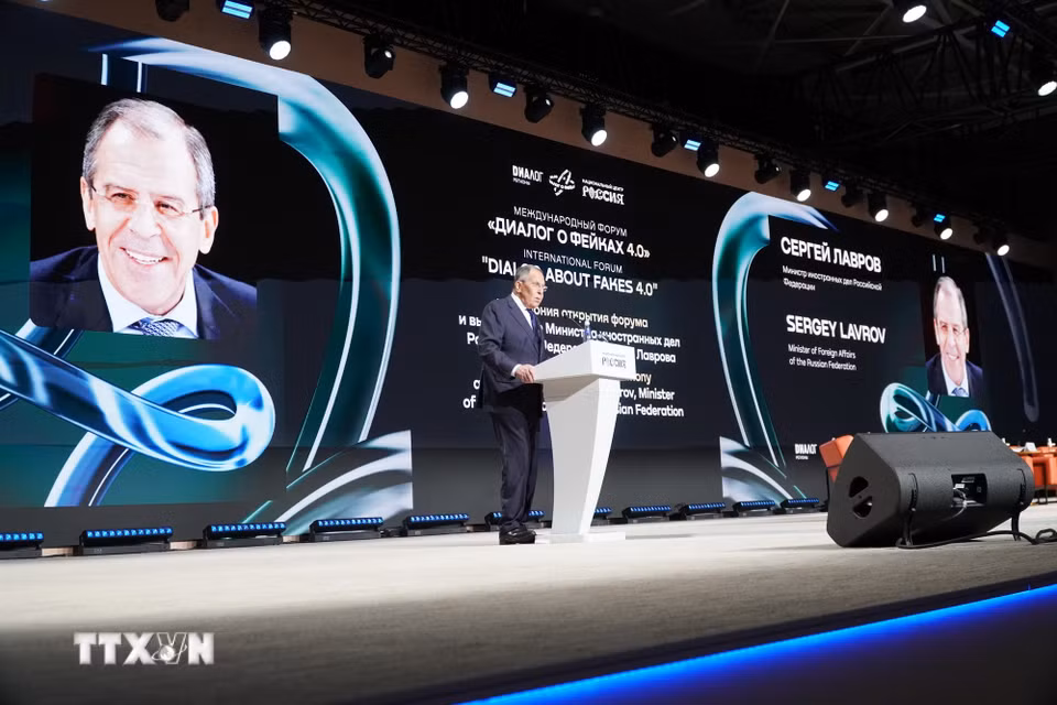 Bộ trưởng Ngoại giao Nga Sergey Lavrov phát biểu chào mừng Diễn đàn quốc tế "Đối thoại về tin giả 4.0." (Ảnh: Tâm Hằng/TTXVN)