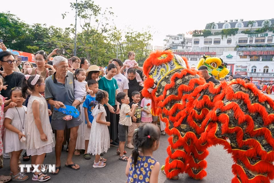 Lễ hội đường phố “Sắc màu năm châu” diễn ra tại phố đi bộ hồ Hoàn Kiếm, thu hút đông đảo người dân và du khách. (Ảnh: Khánh Hòa/TTXVN)