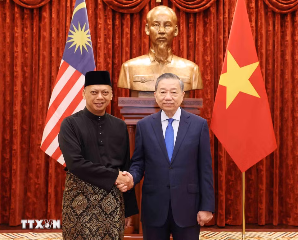 Tổng Bí thư, Chủ tịch nước Tô Lâm tiếp Đại sứ Malaysia Jamal Sharifuddin Bin Johan. (Ảnh: Thống Nhất/TTXVN)