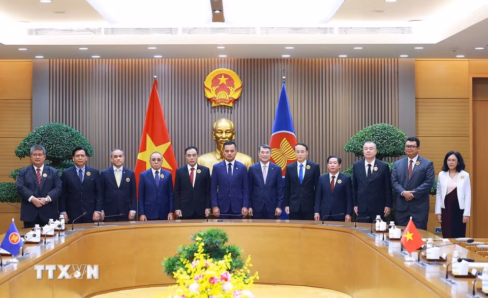 Thủ tướng Lê Minh Hưng với Trưởng đoàn các nước tham dự Hội nghị các nước ASEAN về hợp tác đấu tranh với tội phạm truy nã. (Ảnh: Dương Giang/TTXVN)