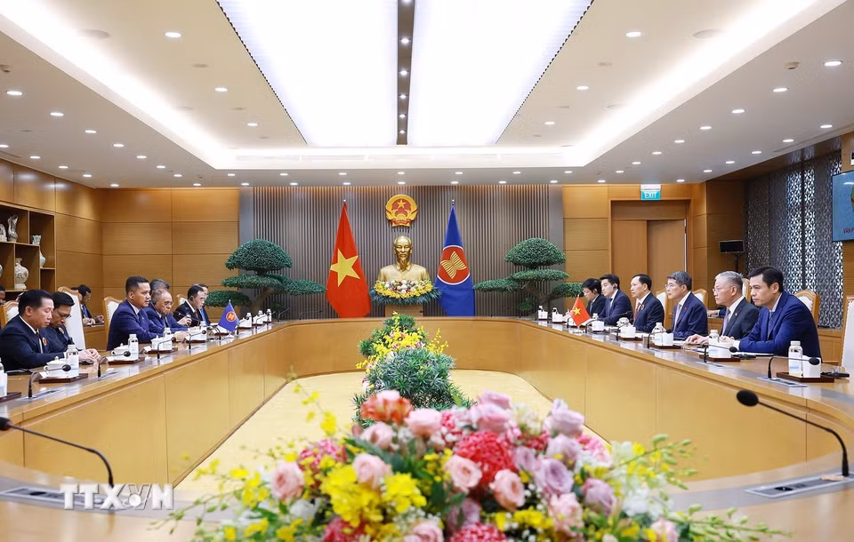 Thủ tướng Lê Minh Hưng tiếp Trưởng đoàn các nước tham dự Hội nghị các nước ASEAN về hợp tác đấu tranh với tội phạm truy nã. (Ảnh: Dương Giang/TTXVN)