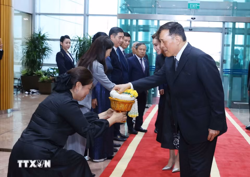 Nhà vua Thái Lan Maha Vajiralongkorn Phra Vajiraklaochaoyuhua và Hoàng hậu đến Hà Nội, bắt đầu thăm cấp Nhà nước tới Việt Nam. (Ảnh: Văn Điệp/TTXVN)