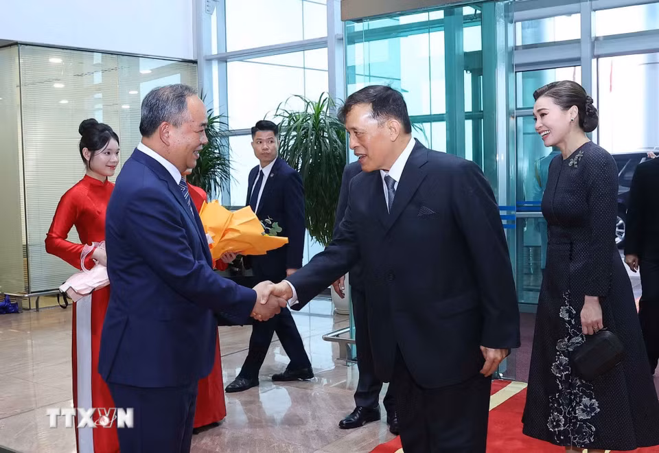 Chủ nhiệm Văn phòng Chủ tịch nước Lê Khánh Hải đón Nhà vua Vương quốc Thái Lan Maha Vajiralongkorn Phra Vajiraklaochaoyuhua và Hoàng hậu tại sân bay quốc tế Nội Bài, Hà Nội. (Ảnh: Văn Điệp/TTXVN)