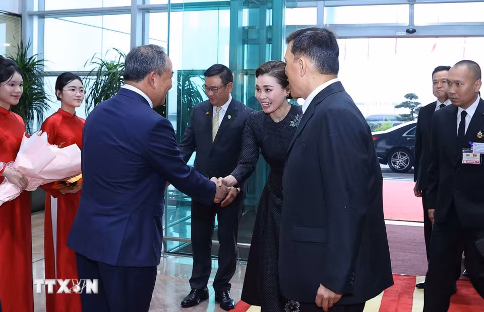Chủ nhiệm Văn phòng Chủ tịch nước Lê Khánh Hải đón Nhà vua Vương quốc Thái Lan Maha Vajiralongkorn Phra Vajiraklaochaoyuhua và Hoàng hậu tại Sân bay quốc tế Nội Bài, Hà Nội. (Ảnh: Văn Điệp/TTXVN)