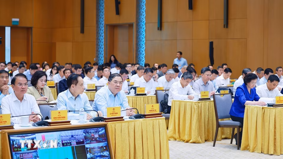Phó Thủ tướng Thường trực Phạm Gia Túc và các đại biểu tham dự phiên họp chuyên đề về Khoa học, công nghệ và đổi mới sáng tạo và chuyển đổi số đóng góp cho phát triển kinh tế-xã hội và đánh giá kết quả công tác quý 3 năm 2026. (Ảnh: Dương Giang/TTXVN)
