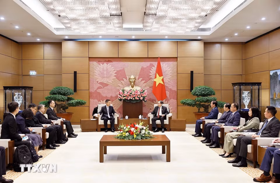 Chủ tịch Quốc hội Trần Thanh Mẫn tiếp Chủ nhiệm Ủy ban Tài chính-Kinh tế của Nhân đại toàn quốc Trung Quốc Chung Sơn. (Ảnh: Doãn Tấn/TTXVN)