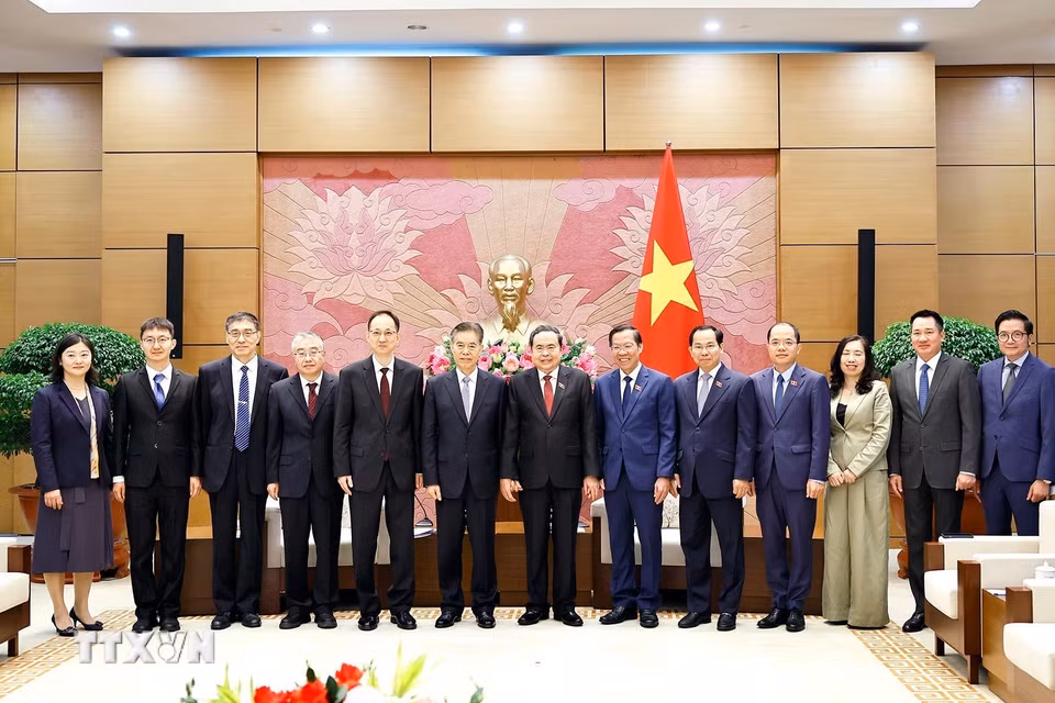 Chủ tịch Quốc hội Trần Thanh Mẫn chụp ảnh lưu niệm với đại biểu. (Ảnh: Doãn Tấn/TTXVN)