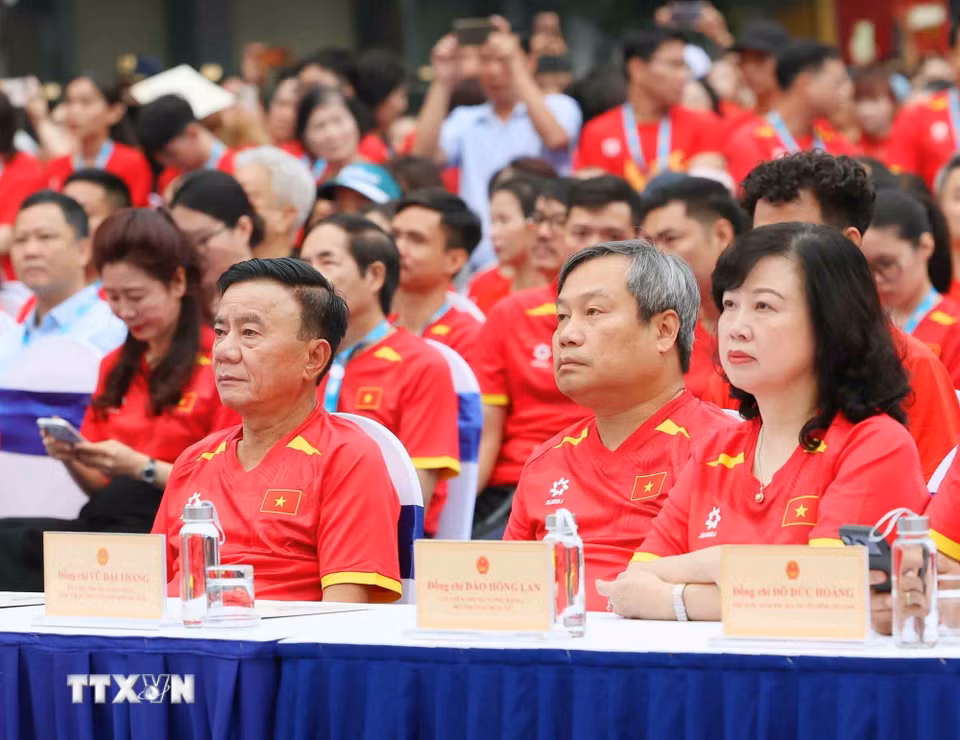 Thường trực Ban Bí thư Trần Cẩm Tú, Chủ tịch Ủy ban Nhân dân thành phố Hà Nội Vũ Đại Thắng và Bộ trưởng Bộ Y tế Đào Hồng Lan dự Lễ phát động phong trào. (Ảnh: Phương Hoa/TTXVN)