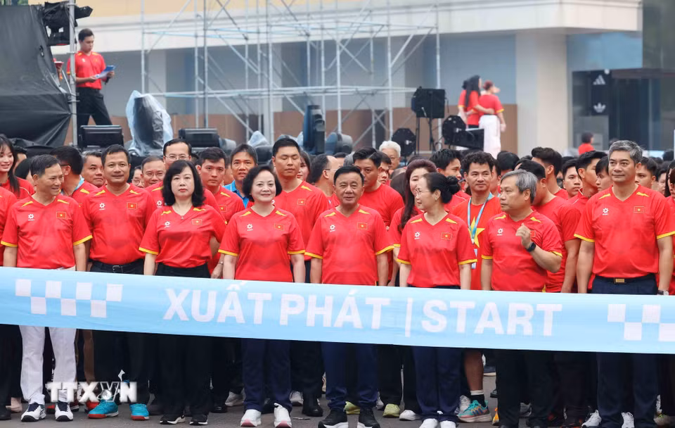 Thường trực Ban Bí thư Trần Cẩm Tú, Phó Thủ tướng Phạm Thị Thanh Trà cùng các đại biểu tham gia chạy hưởng ứng phong trào. (Ảnh: Phương Hoa/TTXVN)