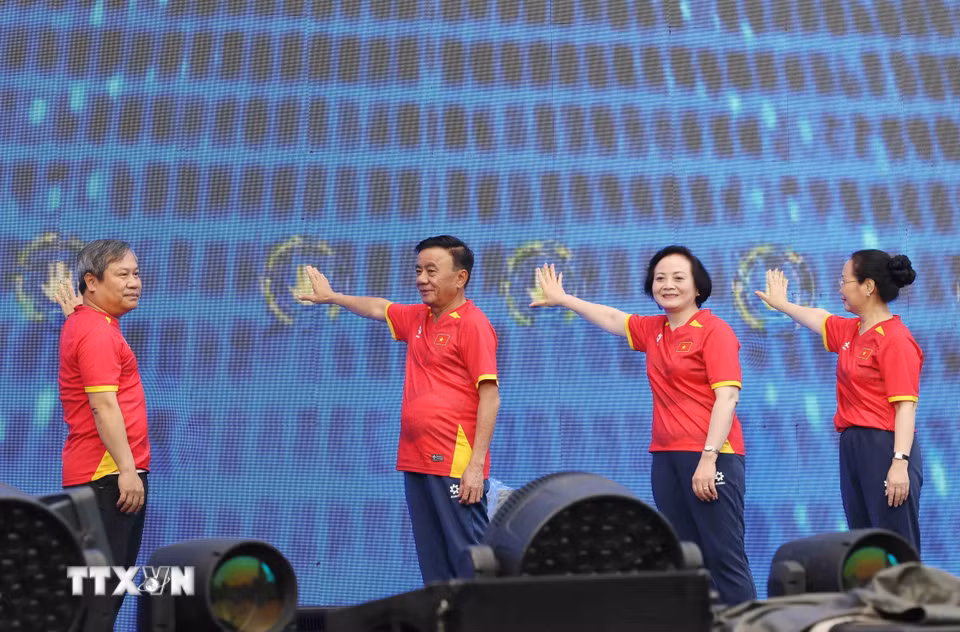 Thường trực Ban Bí thư Trần Cẩm Tú, Phó Thủ tướng Phạm Thị Thanh Trà cùng các đại biểu thực hiện nghi thức phát động phong trào “Mỗi người dân lựa chọn ít nhất một môn thể thao phù hợp để tập luyện thường xuyên." (Ảnh: Phương Hoa/TTXVN)
